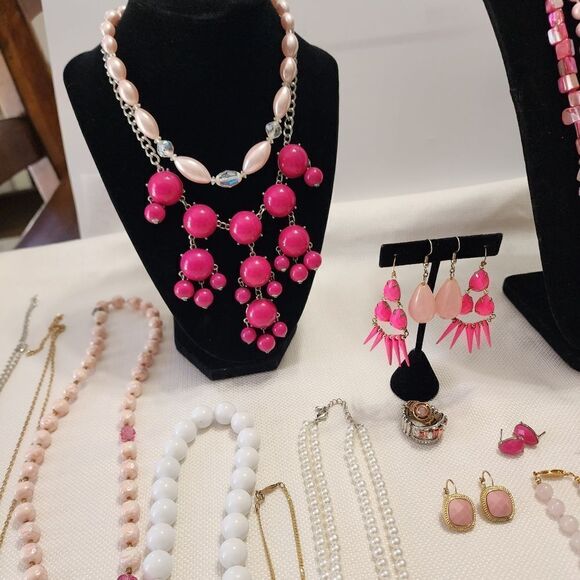 Large lot of pink mixed costume jewelry - Picture 5 of 8